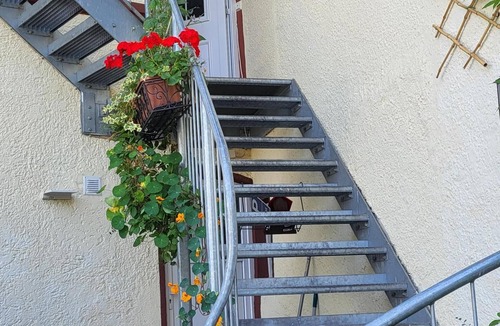 Bad Aibling Apartment | Apartment Sonja mit Dusche und Blick auf den Bach