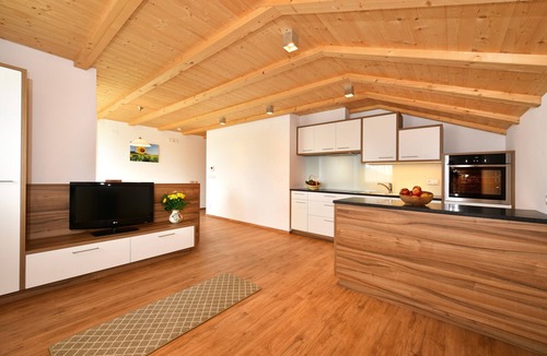 Rasa Apartment | Apartment 'Sonnenblume' with Mountain View, Shared Garden and Wi-Fi