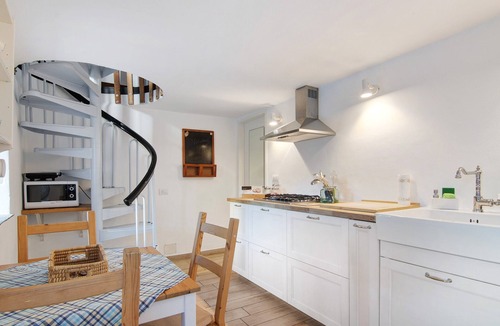 Moltrasio Apartment | Apartment "Stone house and dependance 7 pers" with Lake View & Wi-Fi