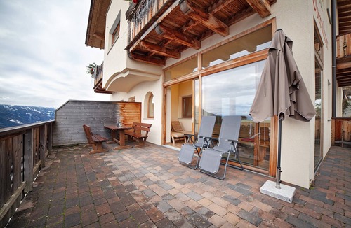 Lagundo Apartment | Apartment 'Storchennest' with Mountain View, Shared Garden and Wi-Fi