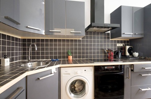 Saint Philippe Apartment | Apartment 'Studio Proche Centre Ville Et Gare' with Wi-Fi