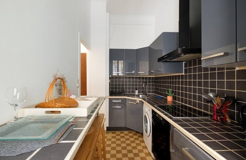 Saint Philippe Apartment | Apartment 'Studio Proche Centre Ville Et Gare' with Wi-Fi