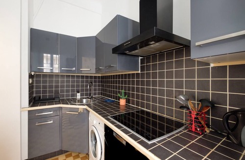 Saint Philippe Apartment | Apartment 'Studio Proche Centre Ville Et Gare' with Wi-Fi