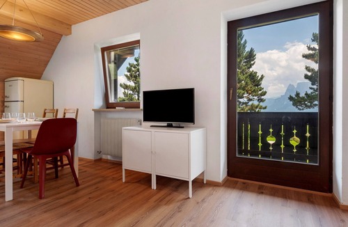 Collalbo Apartment | Apartment 'Tann 11' with Mountain View and Balcony