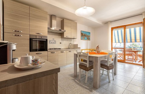 La Pietraia Apartment | Apartment 'Terrace with Sea View and Barbecue' with Sea View, Wi-Fi and Air Conditioning