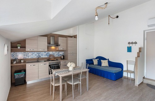 Piazza-Tralia-Pendolo Apartment | Apartment 'Tramonto' with Mountain View, Wi-Fi and Air Conditioning