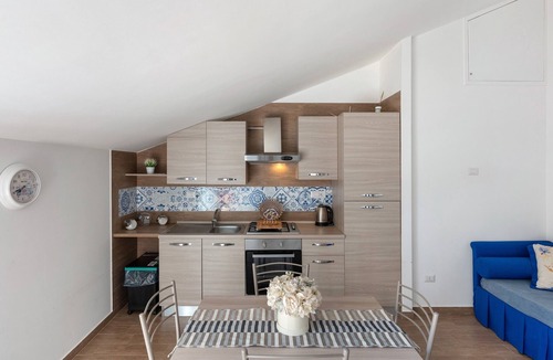 Piazza-Tralia-Pendolo Apartment | Apartment 'Tramonto' with Mountain View, Wi-Fi and Air Conditioning
