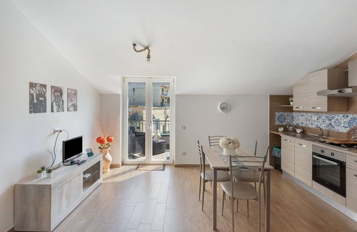 Piazza-Tralia-Pendolo Apartment | Apartment 'Tramonto' with Mountain View, Wi-Fi and Air Conditioning
