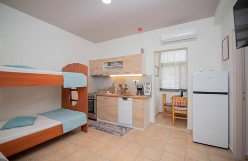 Matala Apartment | Apartment 'Tsaner' with Mountain View, Wi-Fi and Air Conditioning
