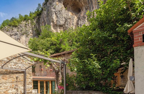 Koper Apartment | Apartment under the rock in Ospnn