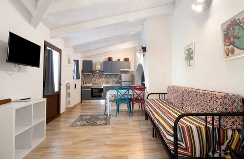 Rutigliano Apartment | Apartment 'Unit Two' with Shared Terrace, Wi-Fi and Air Conditioning