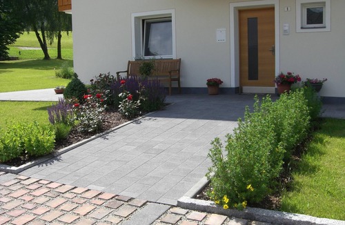 Casola Apartment | Apartment 'Unterhauserhof B' with Mountain View, Wi-Fi, Balcony & Garden