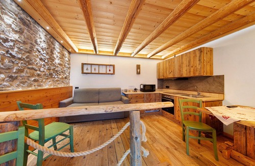Auronzo di Cadore Apartment | Apartment 'Veleza' with Mountain View and Shared Garden