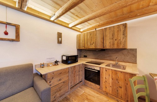 Auronzo di Cadore Apartment | Apartment 'Veleza' with Mountain View and Shared Garden