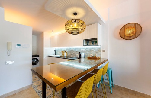 Vera Apartment | Apartment 'Vera' with Shared Pool, Wi-Fi and Air Conditioning