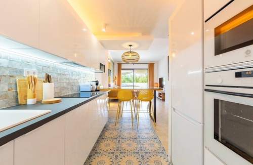 Vera Apartment | Apartment 'Vera' with Shared Pool, Wi-Fi and Air Conditioning
