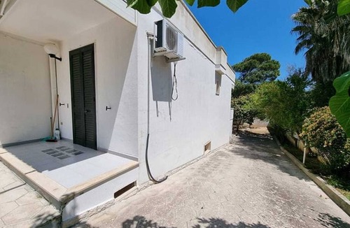 Torre Specchia Ruggeri Apartment | Apartment 'Villa Venere - Terra' with Private Terrace, Private Garden and Air Conditioning