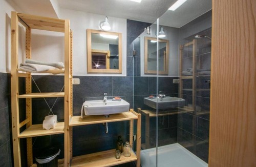 Pruhl Apartment | Apartment Walnut