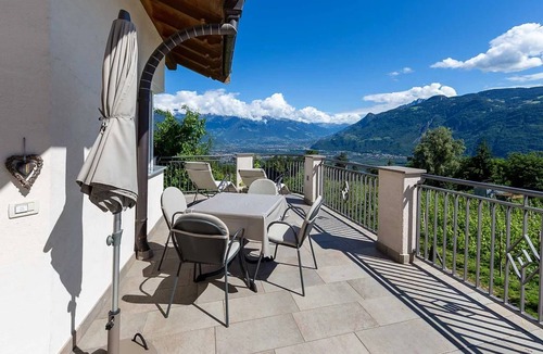 Salonetto Apartment | Apartment 'Wasser' with Mountain View, Shared Pool and Wi-Fi