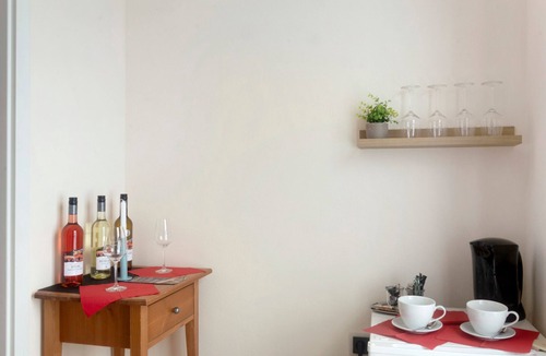 Eisenheim Apartment | Apartment 'Weingut Hirn &Hundertwasser-Artikel' with Mountain View, Shared Garden and Wi-Fi