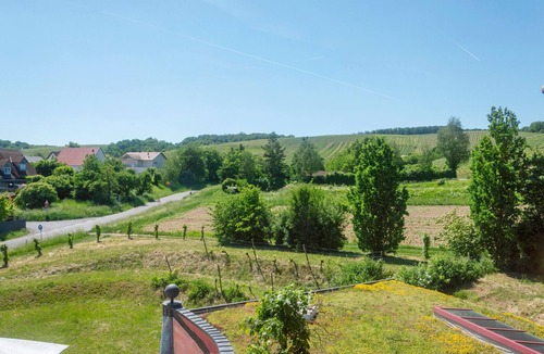 Eisenheim Apartment | Apartment 'Weingut Hirn &Hundertwasser-Artikel' with Mountain View, Shared Garden and Wi-Fi
