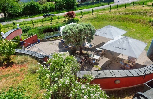 Eisenheim Apartment | Apartment 'Weingut Hirn &Hundertwasser-Artikel' with Mountain View, Shared Garden and Wi-Fi