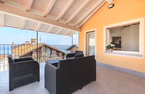 Massino Visconti Apartment | Apartment with lake view terrace