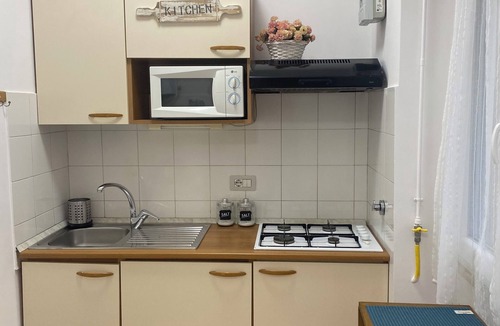 Ostiense House | Apartment with a Balcony - Metro Line B, San Paolo Station - (8' and you're at the Colosseum)