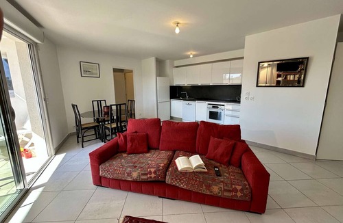 Saint-Raphael Apartment | Apartment with AC and parking - 4 guests
