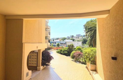 La Madeleine Apartment | Apartment with balcony and pool near the sea