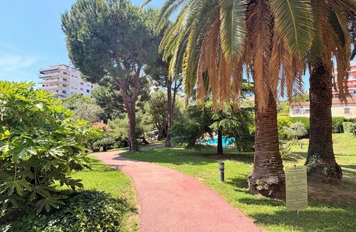 La Madeleine Apartment | Apartment with balcony and pool near the sea