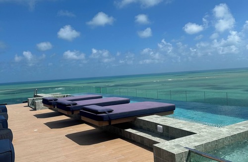 Pajucara Apartment | Apartment with balcony, double Wi-Fi, seafront of Pajuçara in Maceió, 24-hour reception