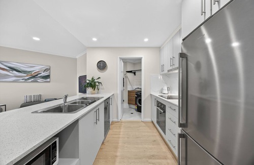 Perth Apartment | Apartment with Balcony & Parking Perth