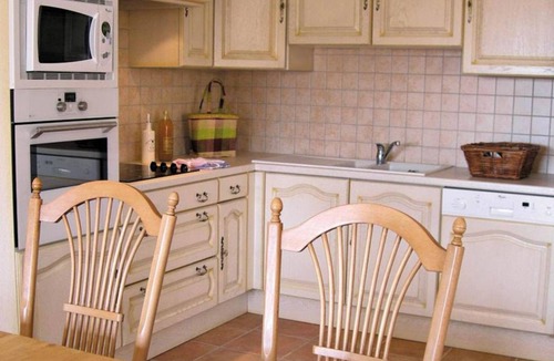 Saint-Trinit Apartment | Apartment with dishwasher, close to Village
