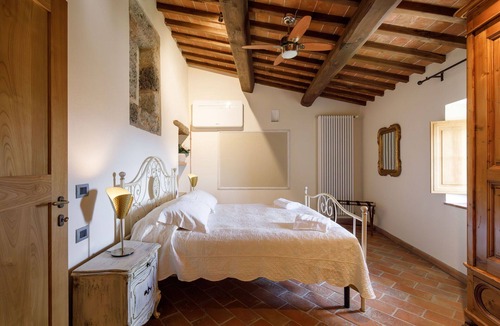Monteriggioni House | Apartment with hot tub, private pool, sauna, A/C, WIFI, TV, patio, panoramic view, close to Siena