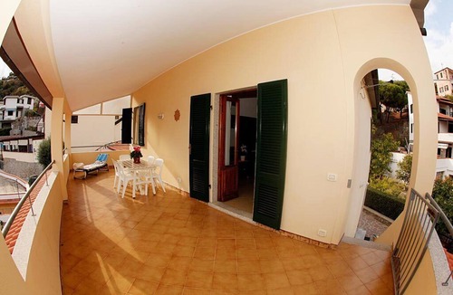Seccheto Apartment | Apartment with large panoramic terrace a stone's throw from the beach