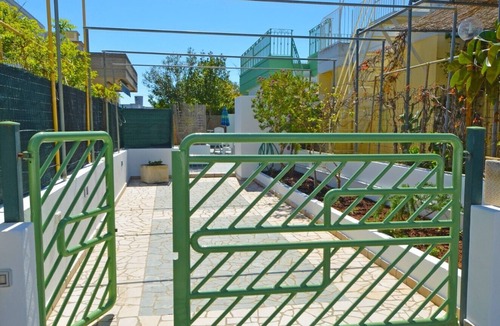 Marina San Gregorio House | Apartment with large garden and car parking a few steps from the sea