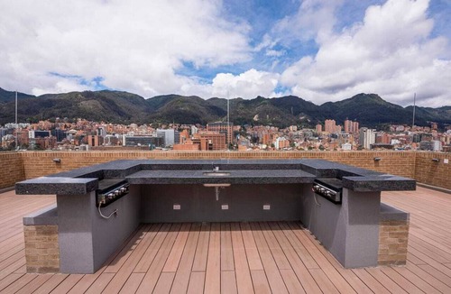 Los Martires Apartment | Apartment with mountain view + swimming pool, gym and WiFi in Chapinero