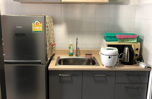 Phra Khanong Nuea Apartment | Apartment with office desk set near to Phra Khanong BTS station