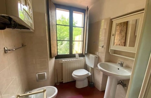 Pontremoli Apartment | Apartment with riverside terrace and relaxation area