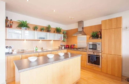 Finnieston Apartment | Apartment with river view, next to hydro