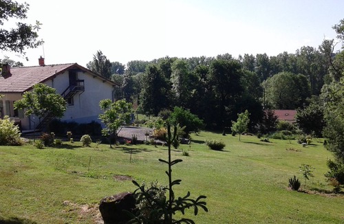Exideuil Apartment | Apartment with terrace in a large wooded property on the banks of the Vienne