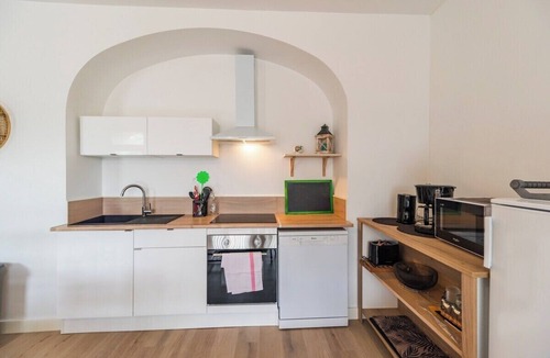 Guingamp Apartment | Apartment with veranda and 3 bedrooms in Guingamp