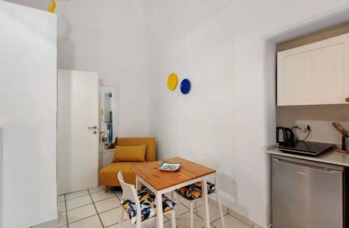 Meta Apartment | Apartment 'Yellow Room' with Sea View, Wi-Fi and Air Conditioning