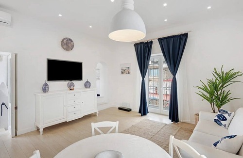 Meta Apartment | Apartment 'Yellow Room' with Sea View, Wi-Fi and Air Conditioning
