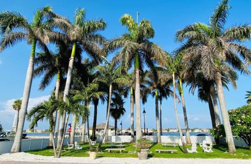 Pass-a-Grille Historic District Apartment | Apartments in FL, USA