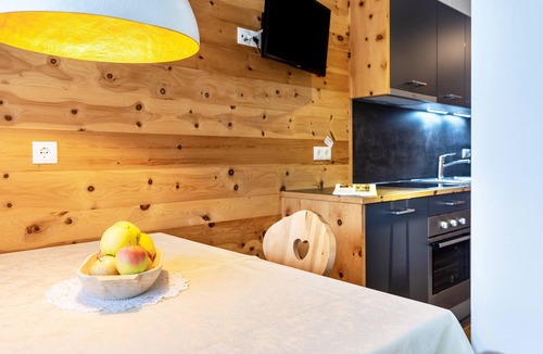 Gudon Apartment | Apartments Marialisa Superior 'Apt Orchidee' with Mountain View, Whirlpool & Wi-Fi