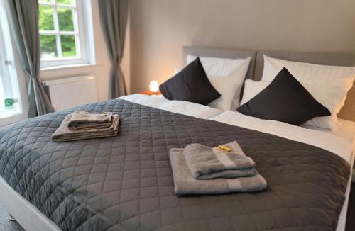 Celle Apartment | ApartZ - Celle Altstadt - bis 9 Personen Ideal für Familien und Gruppen, 3 SZ, 2 Bäder, Infrarotsauna, 1 Parkplatz buchbar, Dachterrasse - BRIGHT Collection