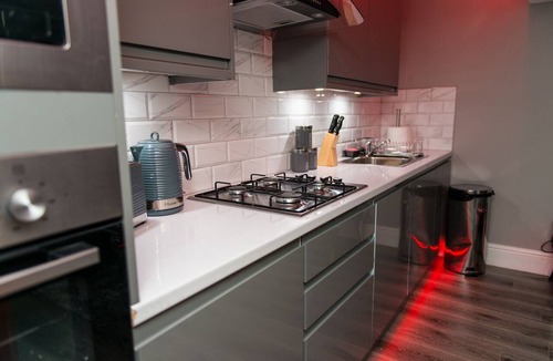Huddersfield Apartment | Aphrodite Suites Orizzonte Suite Hot Tub Apartment