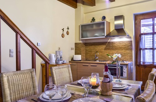 Zourva House | Apirathes